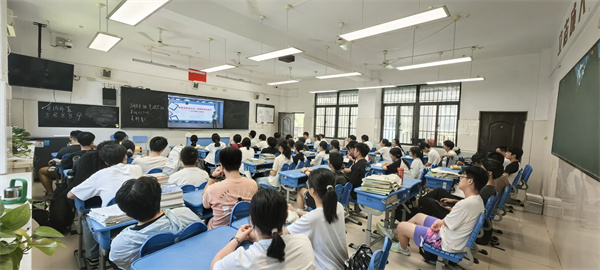 學(xué)生觀看校園電視臺(tái).jpg